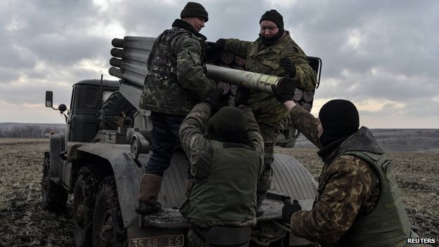 Nga cáo buộc Ukraine muốn phá vỡ lệnh ngừng bắn Một đơn vị tên lửa Grad Ukraine gần Debaltseve, nơi quân ly khai đang kiểm soát.