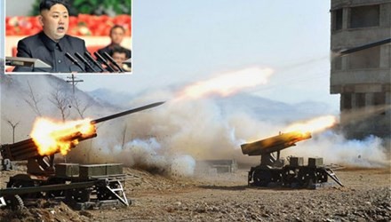 Ông Kim Jong-un: Quân đội phải ở tư thế “sẵn sàng chiến đấu“ Nhà lãnh đạo CHDCND Triều Tiên Kim Jong-un chỉ huy cuộc tập trận của quân đội nước này.