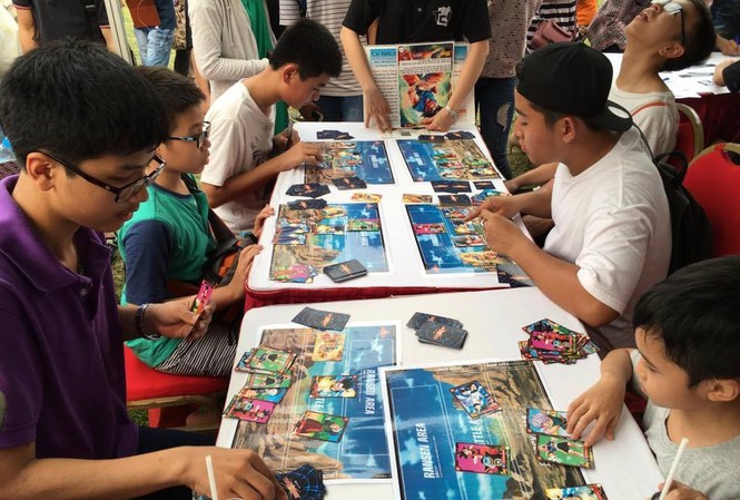 Bài chiến thuật TCG Nhật Bản lần đầu tiên ra mắt tại Việt Nam Người chơi say mê thử nghiệm bài chiến thuật Nhật Bản tại gian hàng Wedge Holdings