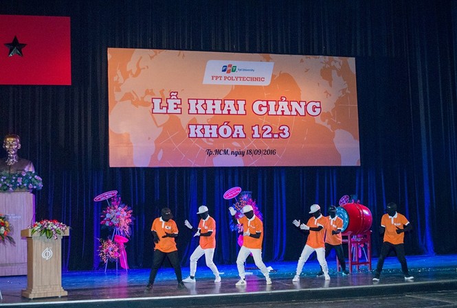 Gần 1,200 tân sinh viên dự lễ khai giảng FPT Polytechnic Hồ Chí Minh Tiết mục văn nghệ của sinh viên FPT Polytechnic giàn dựng và thể hiện.