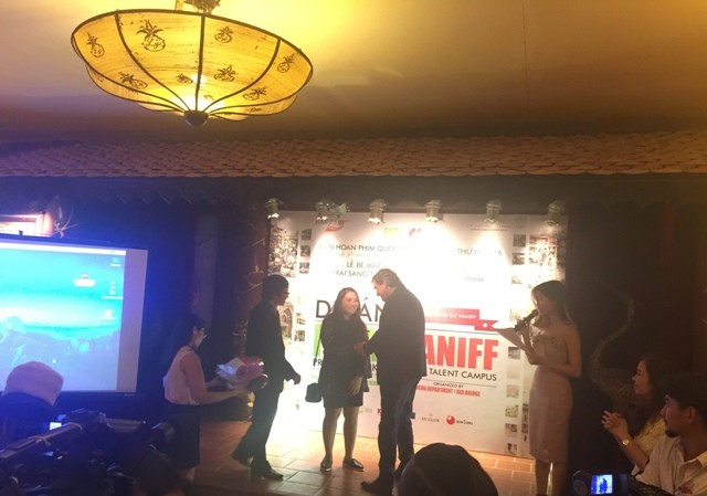 Bế mạc Chợ dự án Phim thuộc HANIFF 2016 Ông Oliver Stroh Giám đốc Kênh truyền hình K+ và ông Lê Hồng Chương Phó Cục trưởng Cục Điện ảnh trao giải thưởng Dự án xuất sắc nhất cho One Summer Day