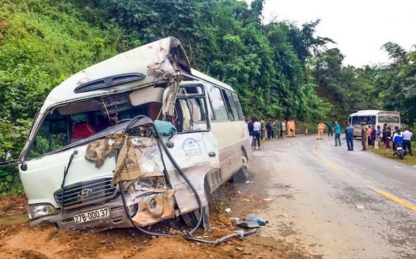 Hai xe ôtô đâm nhau trên quốc lộ 12, nhiều hành khách hoảng loạn Hiện trường vụ tai nạn. (Ảnh: TTXVN)