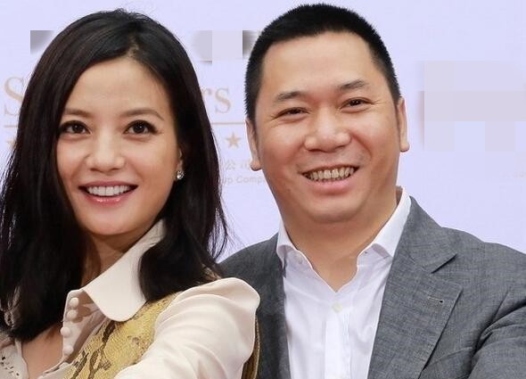 Triệu Vy kinh doanh gian dối, bị cấm cửa trên thị trường chứng khoán Vợ chồng cô bị cấm giao dịch trên sàn chứng khoán Trung Quốc trong 5 năm.