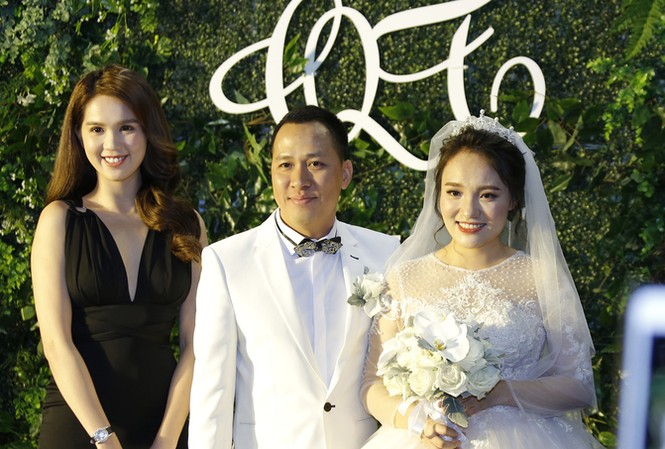 Ngọc Trinh diện đầm gợi cảm khoe dáng chuẩn tại đám cưới Nhật Thủy Ngọc Trinh diện đầm gợi cảm khoe dáng chuẩn tại đám cưới Nhật Thủy
