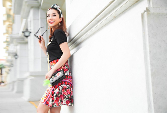 Dù 3 con nhưng Jennifer Phạm vẫn trẻ đẹp đến ngỡ ngàng Nhân dịp vào Sài Gòn công tác, Jennifer Phạm đã thực hiện bộ ảnh đường phố với phong cách thời trang trẻ trung.