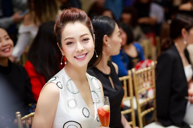 Jennifer Phạm: Sau ly hôn rất lâu mới nói chuyện được với Quang Dũng Mặc dù đã trải qua ba lần sinh nở nhưng Jennifer Phạm vẫn khiến nhiều quan khách có mặt bất ngờ bởi nhan sắc rạng rỡ, xinh đẹp của mình.
