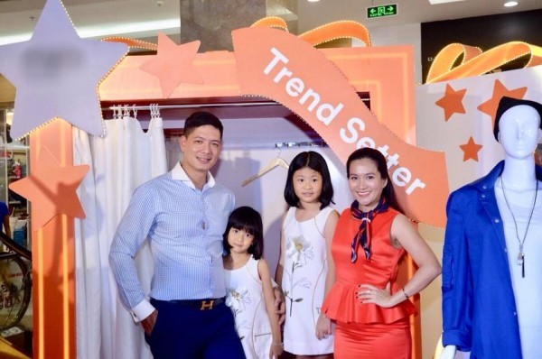 Sau ồn ào tình ái, Bình Minh và gia đình lần đầu xuất hiện hạnh phúc tại sự kiện Sau ồn ào tình ái, Bình Minh và gia đình lần đầu xuất hiện hạnh phúc tại sự kiện