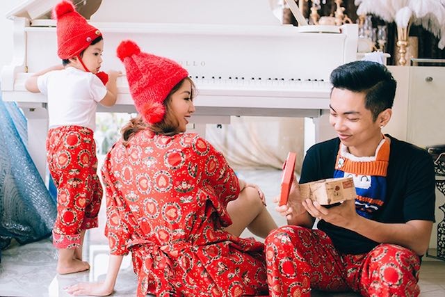 Không khí chuẩn bị Giáng sinh đầy ắp tiếng cười ở nhà Khánh Thi - Phan Hiển Không khí chuẩn bị Giáng sinh đầy ắp tiếng cười ở nhà Khánh Thi - Phan Hiển