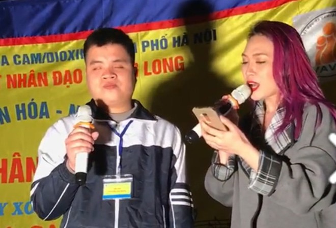 Chàng trai khiếm thị hát Bolero cùng Mỹ Tâm trong đêm Noel sau 1 năm giờ ra sao? Mỹ Tâm và Đức Mạnh song ca Sầu tím thiệp hồng trong đêm Noel năm ngoái khiến người xem cảm động.