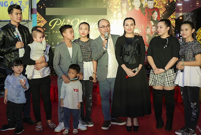 Con gái Phi Nhung lần đầu xuất hiện bên mẹ ở Việt Nam Con gái Phi Nhung lần đầu xuất hiện bên mẹ ở Việt Nam