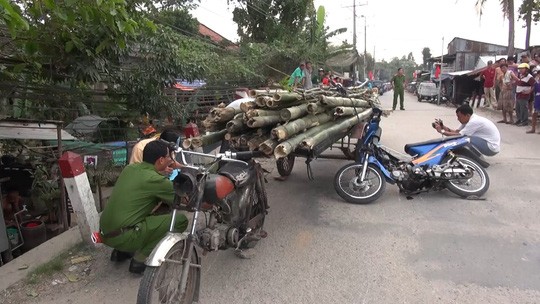 Chở tre nhọn ngoài đường, gây chết oan 1 người Hiện trường vụ tai nạn giao thông làm anh Thuận tử vong. Ảnh do Công an cung cấp