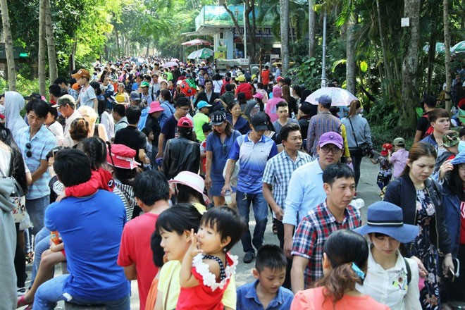 'Biển người' nêm chặt các khu vui chơi ở TPHCM ngày Tết dương lịch Nghỉ Tết Dương lịch, hàng ngàn người dân TP.HCM và các tỉnh lân cận đổ về các khu vui chơi trên địa bàn TP. Tại Thảo Cầm Viên Sài Gòn (quận 1), lượng khách đổ về đây rất đông
