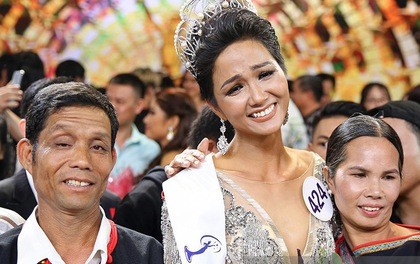 Bố mẹ H'Hen NNiê nói gì về việc con gái đăng quang HHHV Bố mẹ H'Hen NNiê nói gì về việc con gái đăng quang HHHV