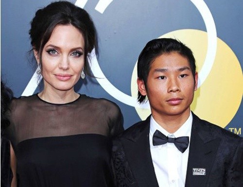 Pax Thiên hộ tống mẹ Angelina Jolie tham dự Quả Cầu Vàng 2018 Pax Thiên hộ tống mẹ Angelina Jolie tham dự Quả Cầu Vàng 2018