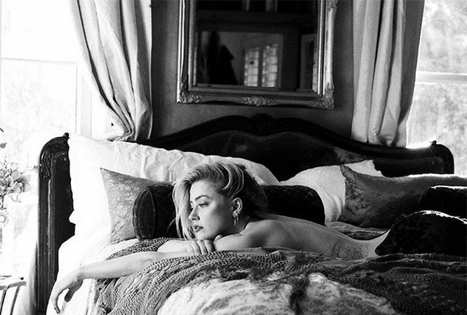 Vừa tái hợp với tỷ phú, Amber Heard lại bán nude trước ống kính tình cũ Amber Heard quyến rũ qua ống kính của người tình cũ.
