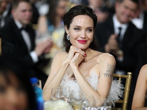Angelina Jolie nói gì khi bị đồn hẹn hò nhà làm phim người Campuchia Angelina Jolie nói gì khi bị đồn hẹn hò nhà làm phim người Campuchia