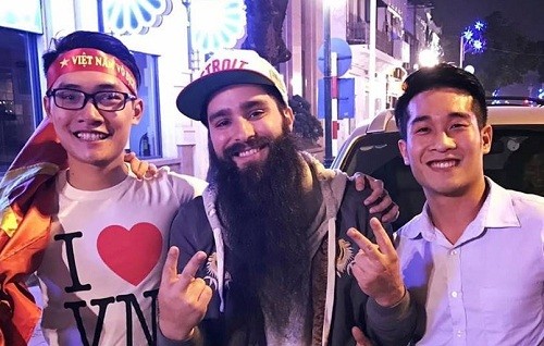 Đạo diễn Kong: 'Tôi luôn yêu và muốn về Việt Nam sau vụ bị đánh' Đạo diễn "Kong: Skull Island" ăn mừng chiến thắng của tuyển U23 Việt Nam .