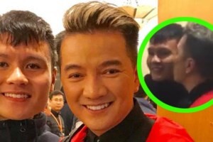 Đàm Vĩnh Hưng bất ngờ hôn trộm vào má Quang Hải khi chụp ảnh chung Đàm Vĩnh Hưng bất ngờ hôn trộm vào má Quang Hải khi chụp ảnh chung