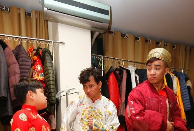 Showbiz 3/2: Con trai Xuân Bắc đóng một nhân vật đặc biệt trong Táo Quân Xuân Bắc và cậu con trai Bi Béo-Một nhân vật đặc biệt trong chương trình, góp phần làm nổi bật chủ đề về nhân sự, chạy chức chạy quyền. Ảnh: Nhật Minh