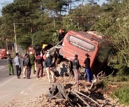 Xe khách và xe tải tông nhau, 5 người thương vong Hiện trường vụ tai nạn
