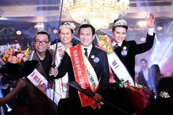 Cuộc thi 'Quý ông lịch lãm' đội vương miện, tay cầm kiếm bị xử phạt Các quý ông đội vương miện, tay cầm kiếm bị cho là quá... sến.