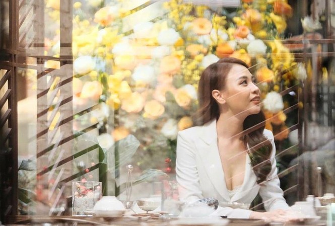 Giữa ồn ào trục trặc với Cường Đô la, Đàm Thu Trang vẫn mặc táo bạo Bạn gái Cường Đô la mặc khoét sâu khoe vòng 1 mướt mắt.