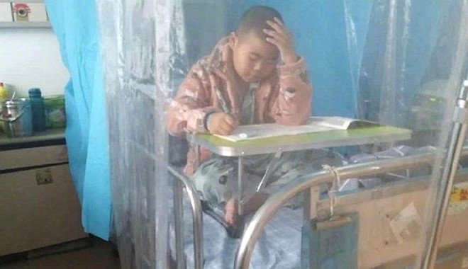 Nam sinh mắc ung thư làm bài thi trên giường bệnh Nam sinh mắc ung thư làm bài thi trên giường bệnh