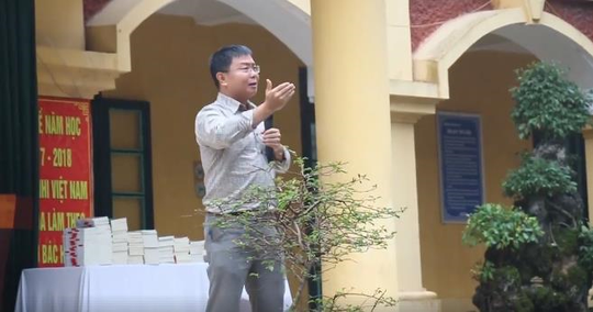 Người thầy khiến hàng ngàn học sinh bật khóc Học sinh Hà Nội không nén được xúc động khi nghe bài giảng của thầy