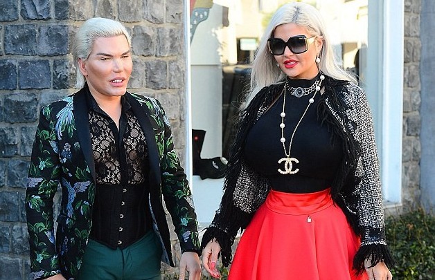 Showbiz 3/2: Búp bê Ken' và bạn gái cùng phẫu thuật cắt xương sườn "Búp bê Ken" Rodrigo Alves và bạn gái thu hút mọi ánh nhìn khi cùng dạo phố, ngày 1/3.