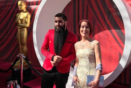 Đạo diễn Kong mặc áo đỏ gắn sao vàng, đưa hình ảnh Việt Nam tới Oscar Jordan và mẹ ở Oscar. Hồi tháng 1, anh đưa mẹ đến Việt Nam để tham quan nhiều nơi.