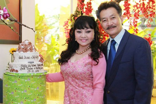 Danh ca Hương Lan kể về 32 năm vượt sóng gió để ở bên chồng Vợ chồng danh ca Hương Lan.
