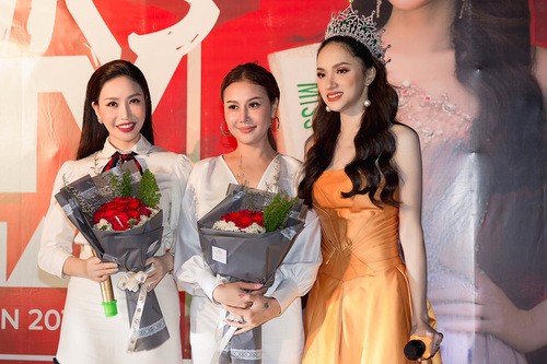 Sẽ có cuộc thi Hoa hậu Chuyển giới Việt Nam? Người đẹp tặng hoa cảm ơn những đối tác, bạn bè đã giúp mình đi thi.