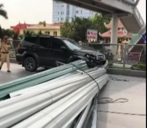Xe Lexus nát đầu vì xe chở tôn quay đầu Ảnh cắt từ clip