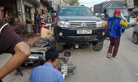 Ôtô tông 3 xe máy và taxi, bé 7 tuổi tử nạn Hiện trường vụ tai nạn.