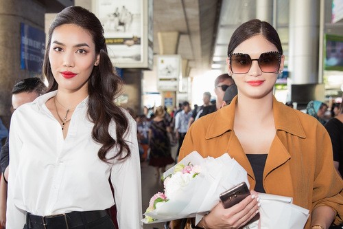 Hoa hậu Hoàn vũ Pia Wurtzbach đến Việt Nam Pia Wurtzbach (phải) nhận hoa chào mừng từ Lan Khuê.