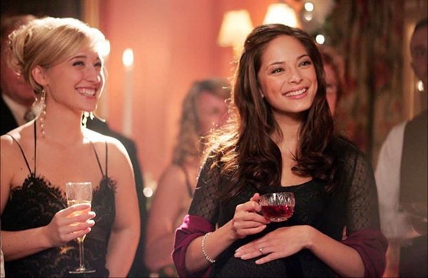 Sao nữ 'Smallville' bị bắt sau cáo buộc là phó tướng tà giáo tình dục Hai diễn viên Smallville đều dính dáng tới giáo phái, nhưng Krisin đã rời giáo phái từ năm 2013.