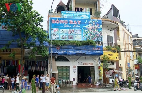Nổ lớn do bình khí hydro bơm bóng bay, nhiều nhà bị hư hỏng Nổ lớn do bình khí hydro bơm bóng bay, nhiều nhà bị hư hỏng