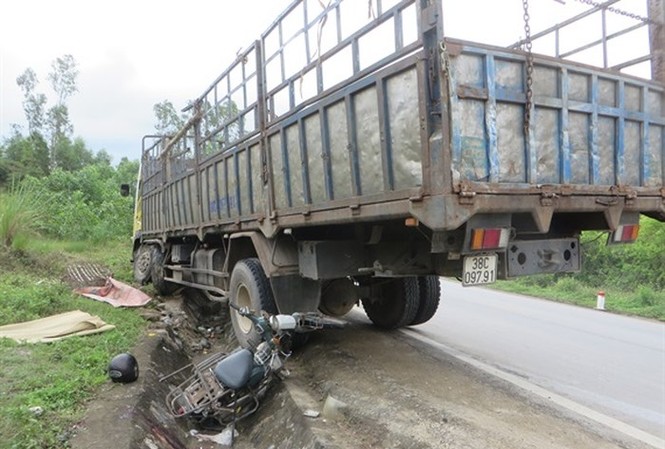 Xe tải lao từ dốc xuống cán nát xe máy, 1 người chết Hiện trường vụ tai nạn