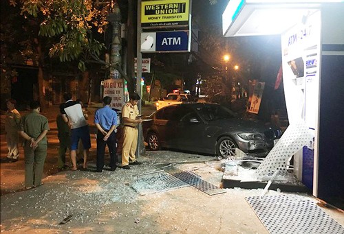 Ôtô BMW nổ lốp, tông nát trụ ATM ở Sài Gòn Hiện trường vụ tai nạn. Ảnh: Tin Tin.