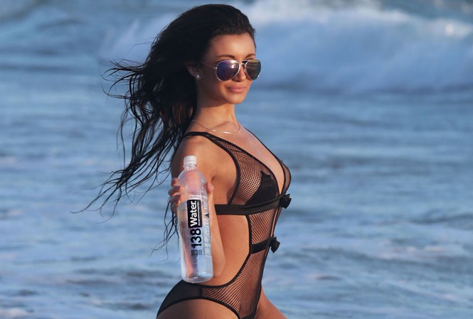 Cassie Cardelle khoe vóc dáng nóng bỏng với áo tắm lưới xuyên thấu Cassie Cardelle khoe vóc dáng nóng bỏng với áo tắm lưới xuyên thấu