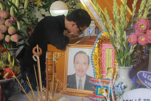 Con trai nghệ sĩ Thanh Hoàng từ Mỹ về quỳ khóc bên linh cữu cha Tuấn Khương bên linh cữu cha