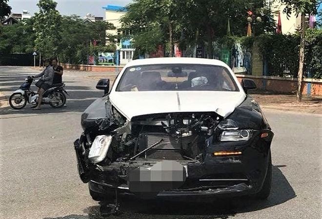 Xe Rolls-Royce toác đầu sau va chạm mạnh tại Hà Nội Xe Rolls-Royce bị hư hại phần đầu sau tai nạn. Ảnh:P.T.