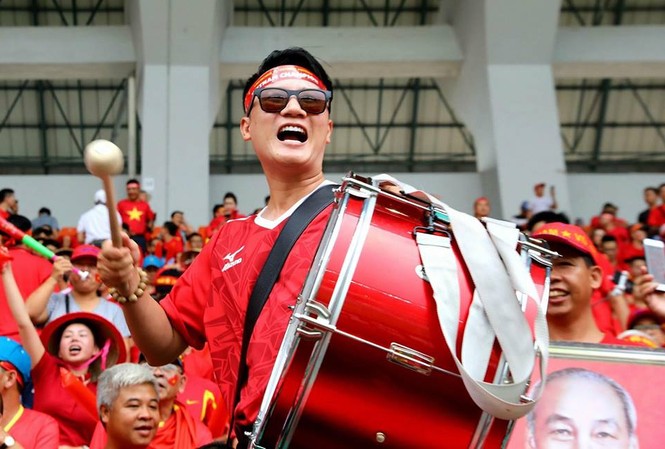 Hoàng Bách chia sẻ điều mong mỏi nhất sau Olympic VN thua Hàn Quốc Hoàng Bách cùng nhiều nghệ sĩ Việt có mặt ở Jakarta để cổ vũ đội tuyển Olympic Việt Nam trong trận đấu gặp Olympic Hàn Quốc