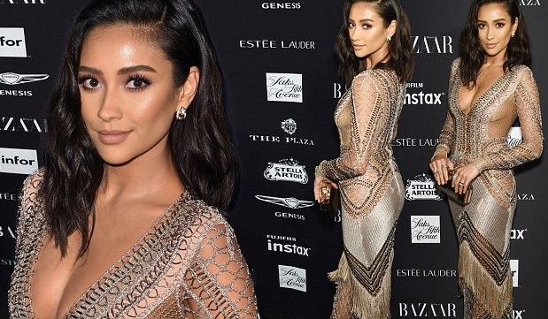 Người đẹp lai Shay Mitchell gợi cảm với váy ren xuyên thấu Người đẹp lai Shay Mitchell gợi cảm với váy ren xuyên thấu