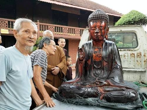 Tìm thấy tượng Phật 600 tuổi ở Hưng Yên bị đánh cắp Người dân và phật tử xã Lạc Hồng vui mừng đón pho tượng cổ trở lại chùa. Ảnh: Giang Chinh