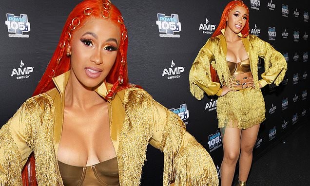Cardi B suýt lộ ngực vì váy hở bạo, nhảy sung trên sân khấu Cardi B suýt lộ ngực vì váy hở bạo, nhảy sung trên sân khấu