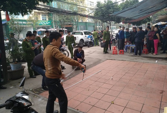 Chém chết cậu ruột rồi xộc vào đồn công an nhờ bắt... ma Lực lượng chức năng đang tiến hành khám nghiệm hiện trường vụ án mạng