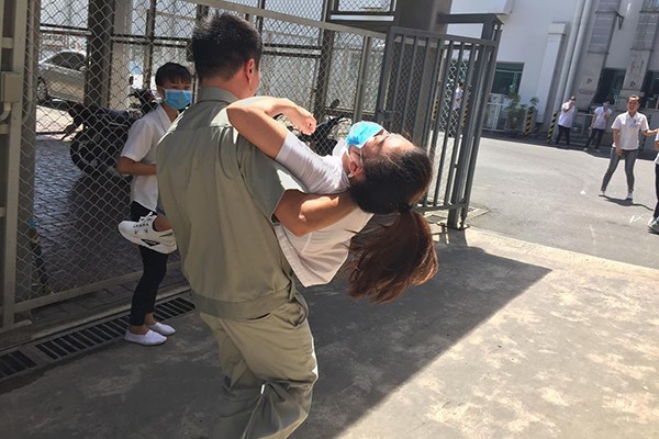 Hàng chục công nhân ngất xỉu, nghi hít phải khí lạ Hàng chục công nhân bị ngất, buồn nôn, chóng mặt vì hít phải khí lạ.