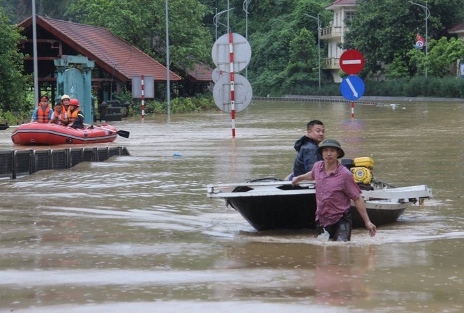 Mưa ngập, người dân Hạ Long dùng xuồng trên quốc lộ Mưa ngập, người dân Hạ Long dùng xuồng trên quốc lộ