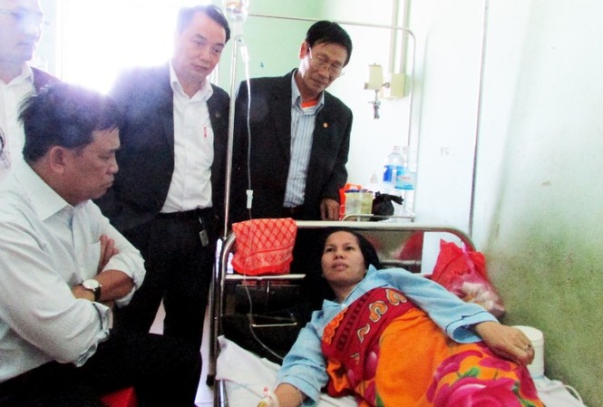 Luật sư bị đánh tại tòa khiếu nại cơ quan điều tra Luật sư Tạ Quang Tòng thăm Luật sư Tiết tại bệnh viện